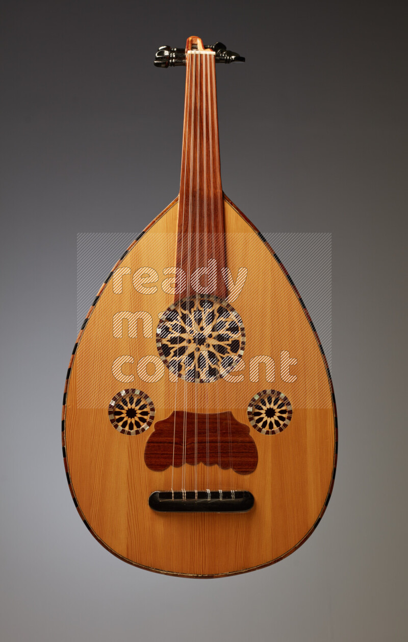 عودي خشبي بني على خلفية رمادية