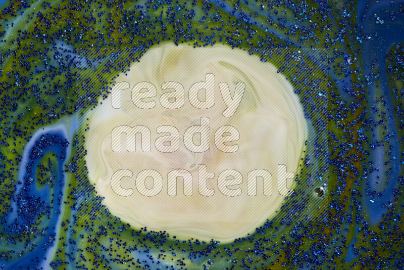 لقطة مقربة لبريق أزرق متلألئ منتشر على خلفية من اللون الأزرق والأخضر في حركات دائرية