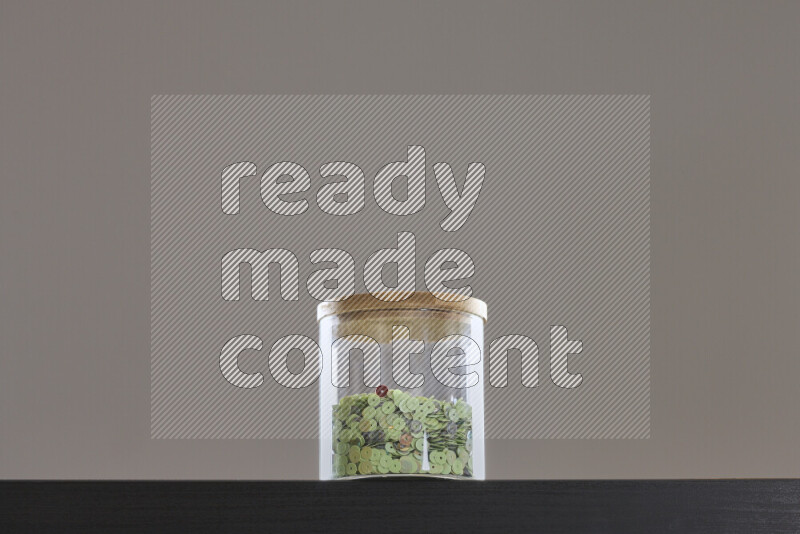 ترتر ملون في وعاء زجاجي علي خلفية سوداء