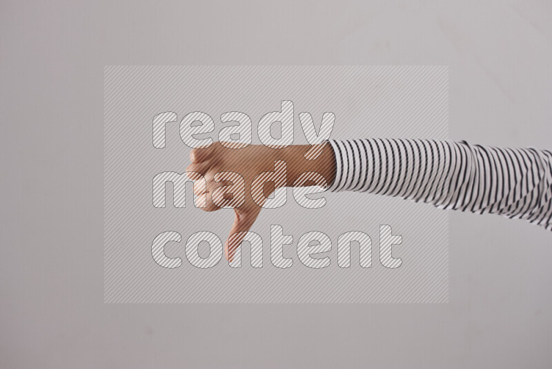 امرأة تشير بيديها بلغة الإشارات المختلفة