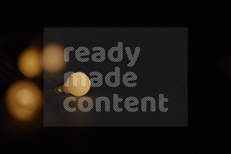 مصابيح ذهبية علي خلفية سوداء