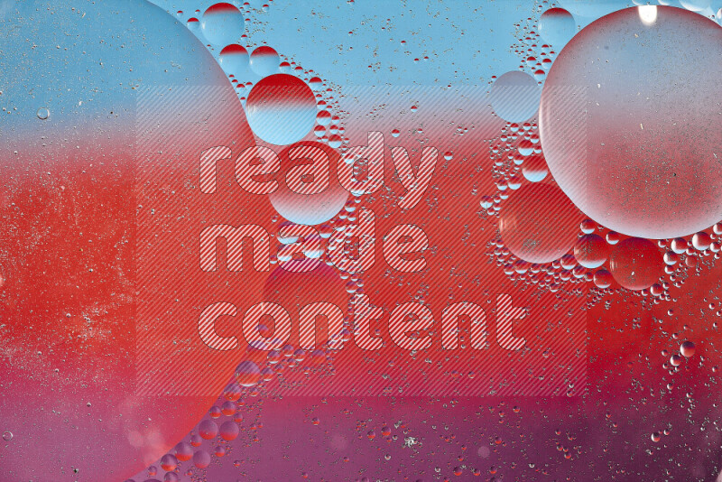 لقطات مقربة لفقاعات من الزيت على سطح الماء باللون الأزرق والأحمر والأرجواني