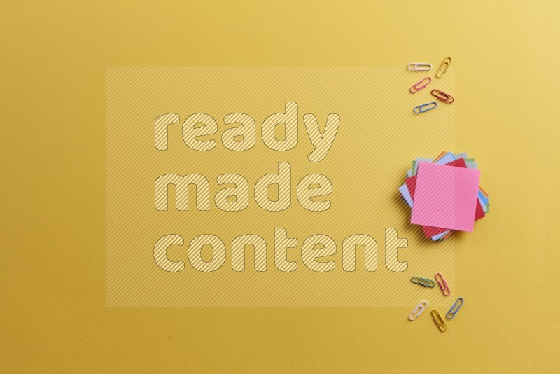 ورق ملاحظات متعدد الألوان مع مستلزمات مدرسية على خلفية صفراء