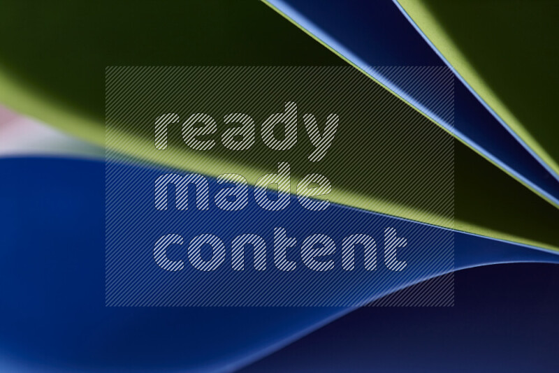 فن تجريدي يعرض المنحنيات المرتبة للأوراق باللون الأزرق والأخضر