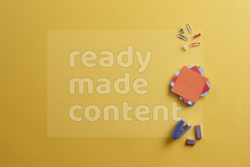 ورق ملاحظات متعدد الألوان مع مستلزمات مدرسية على خلفية صفراء