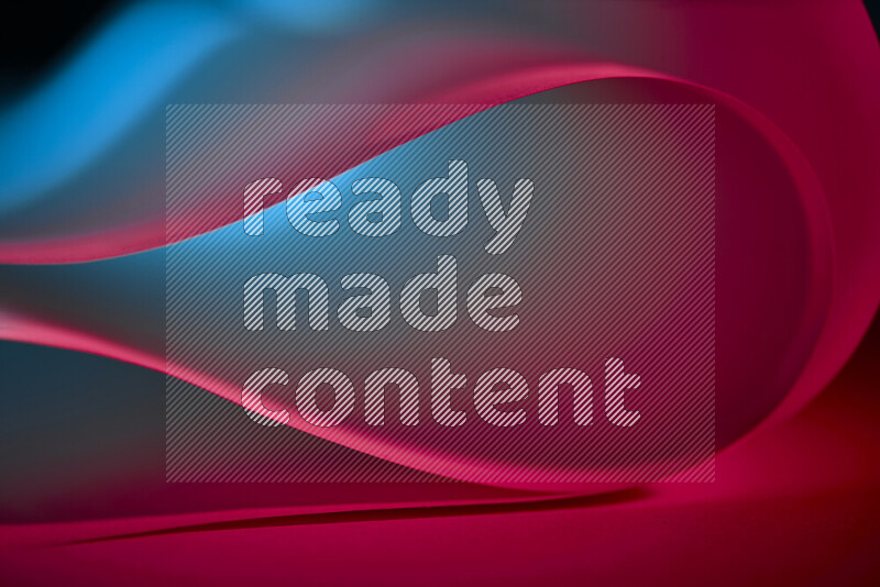 فن تجريدي يعرض منحنيات وتدرجات اللون الأزرق والأحمر مكونه بضوء ملون