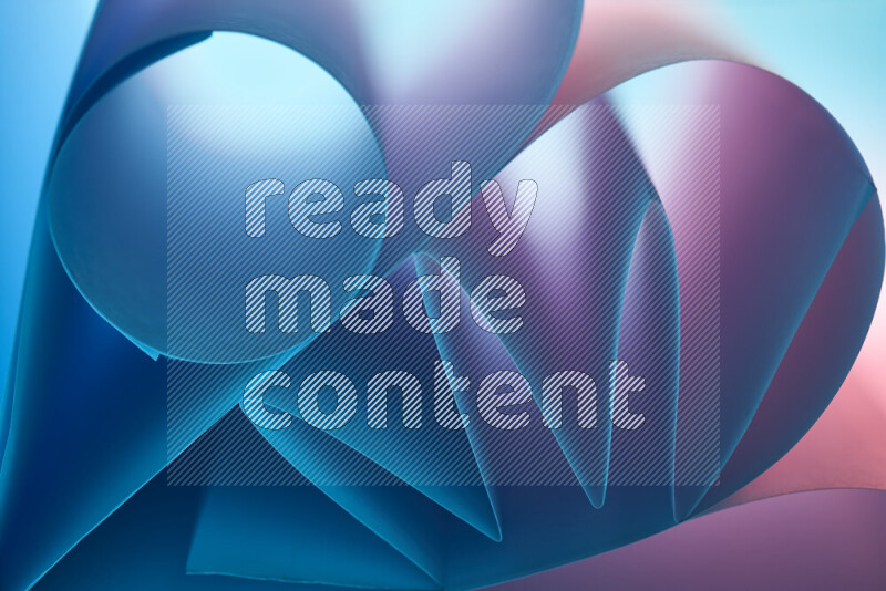 عرض فني لطيات الورق تخلق مزيج من الأشكال الهندسية، مضاءة بإضاءة ناعمة بدرجات اللون الأزرق والوردي