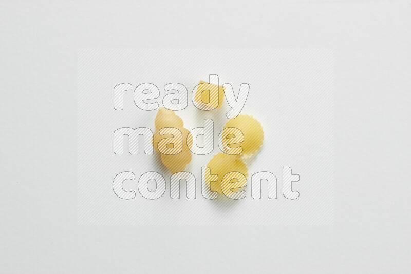 أنواع مختلفة من المعكرونة علي خلفية بيضاء