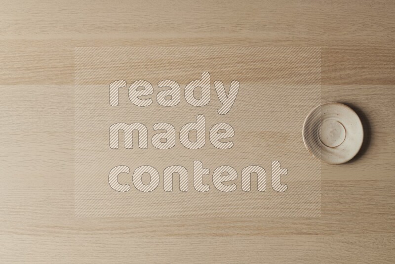 قواعد أكواب فخارية على خلفية خشبية فاتحة