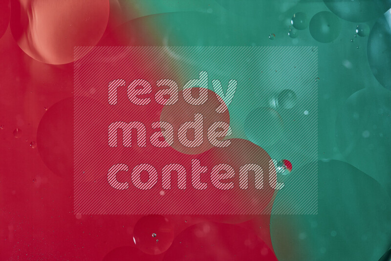 لقطات مقربة لفقاعات من الزيت على سطح الماء باللون الأخضر والأحمر