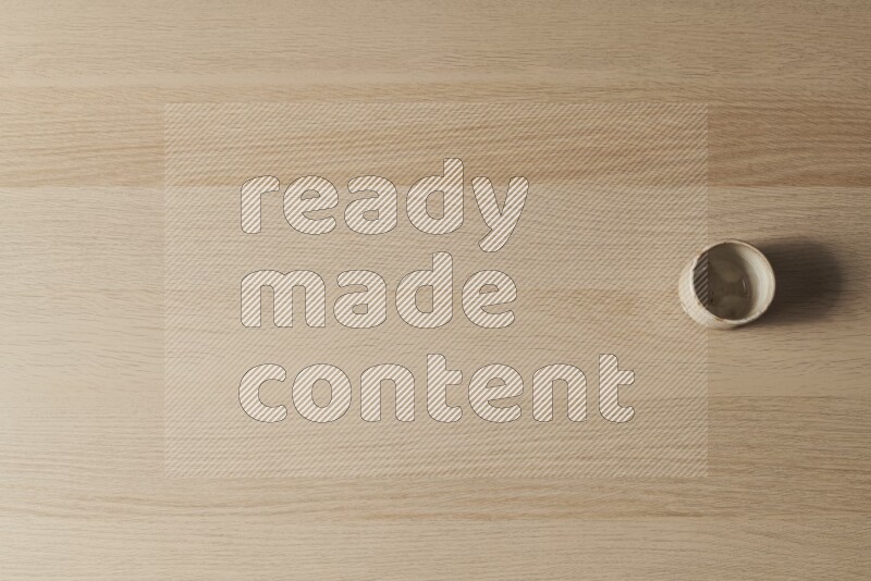 كأس فخاري على خلفية خشبية فاتحة