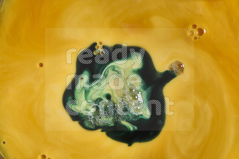 لقطة مقربة لأنماط دوامية باللون البرتقالي والأخضر