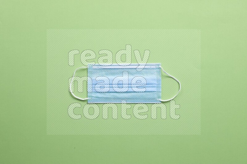 كمامة وجه علي خلفية خضراء