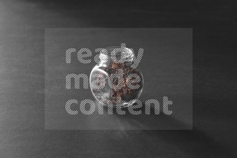 قرنفل في وعاء زجاجي علي خلفية سوداء