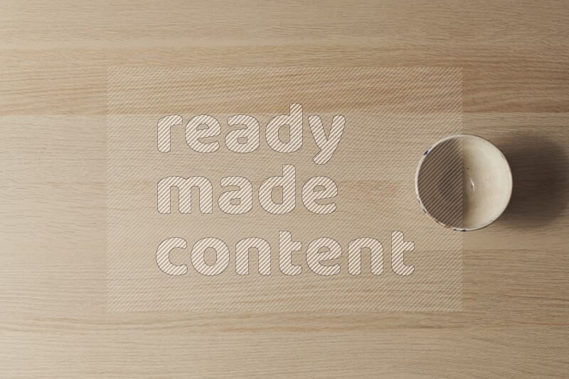 وعاء فخاري أبيض على خلفية خشبية فاتحة