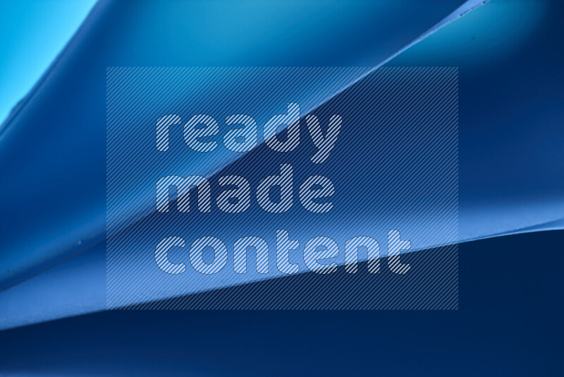 فن تجريدي يعرض منحنيات مع تدرجات الألوان الباردة مكونه بضوء ملون