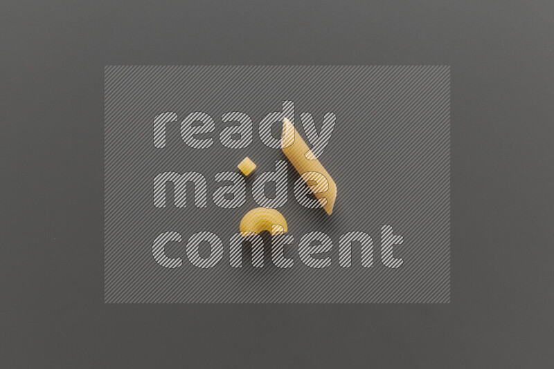 أنواع مختلفة من المعكرونة علي خلفية رمادية