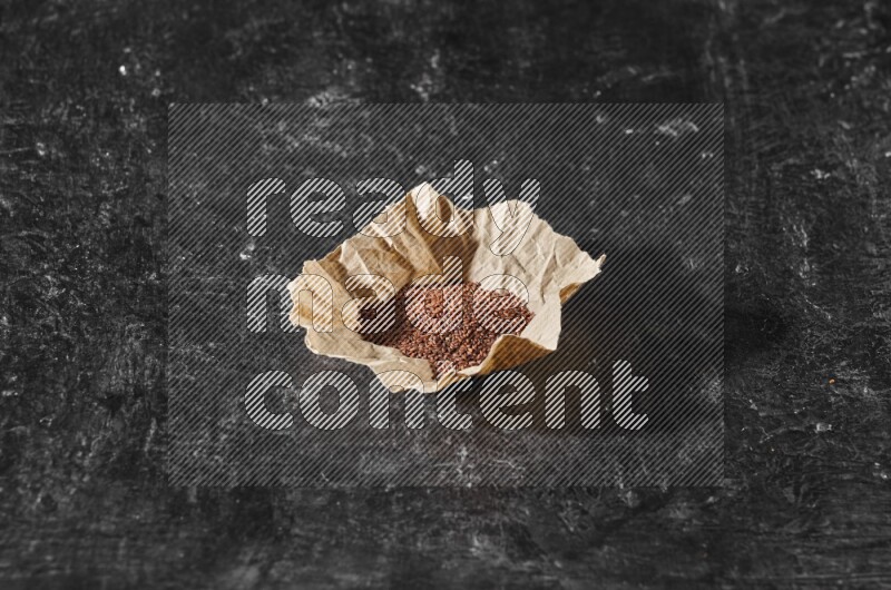 بذور حب الرشاد في قطعة من الورق علي خلفية سوداء