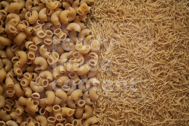 نوعين من المعكرونة علي الخلفية كاملة