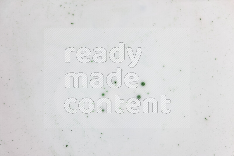 تظهر الصورة دوامة ناعمة من درجات الوردي الباستيل والأزرق الفاتح مع نقط خضراء علي خلفية بيضاء