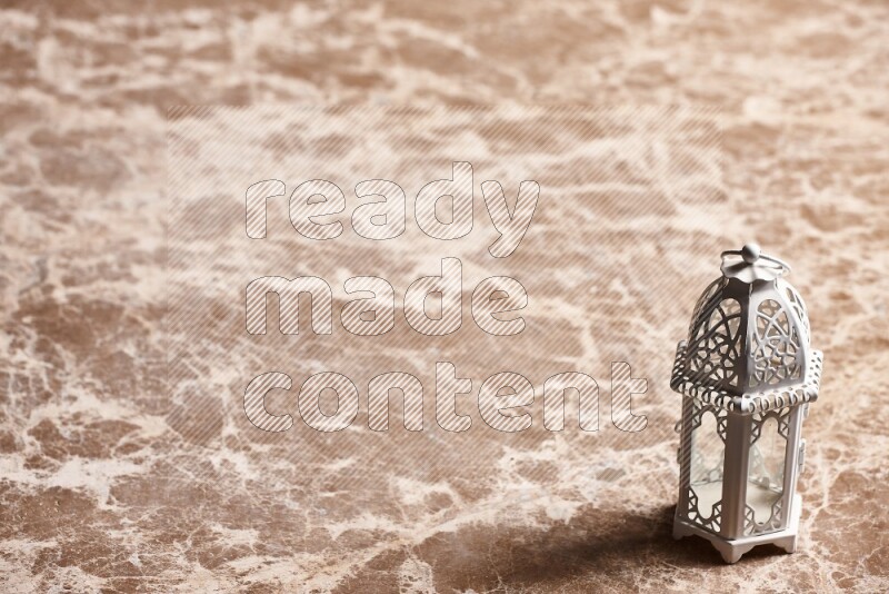 فانوس للشموع على خلفية رخام بيج