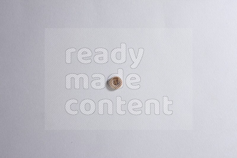 زر واحد ملون على خلفية رمادية