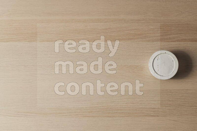 وعاء فخاري أبيض على خلفية خشبية فاتحة