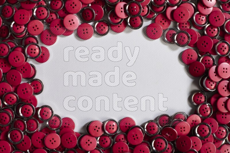 أزرار حمراء موضوعة علي خلفية رمادية