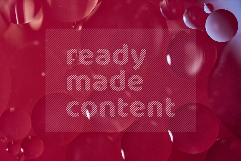 لقطات مقربة لفقاعات من الزيت على سطح الماء باللون الأبيض والأحمر