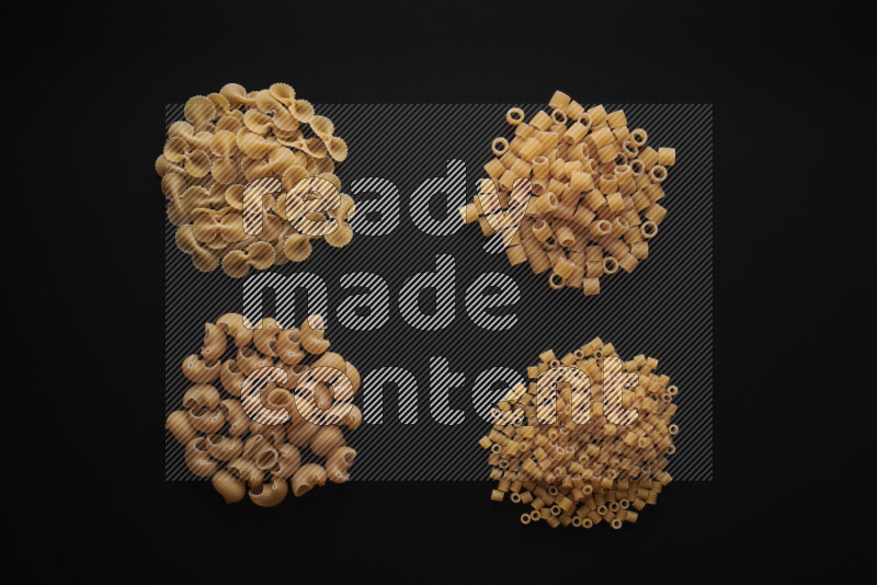 أنواع مختلفة من المعكرونة علي خلفية سوداء