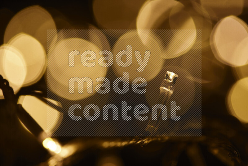 مصابيح ذهبية علي خلفية سوداء