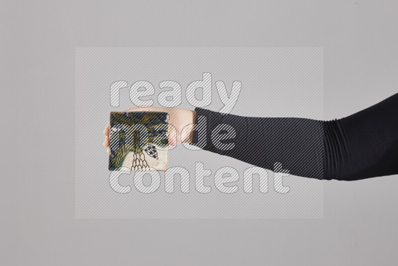 امرأة ترتدي عباءة سوداء تحمل أدوات فخارية مختلفة في أوضاع متعددة