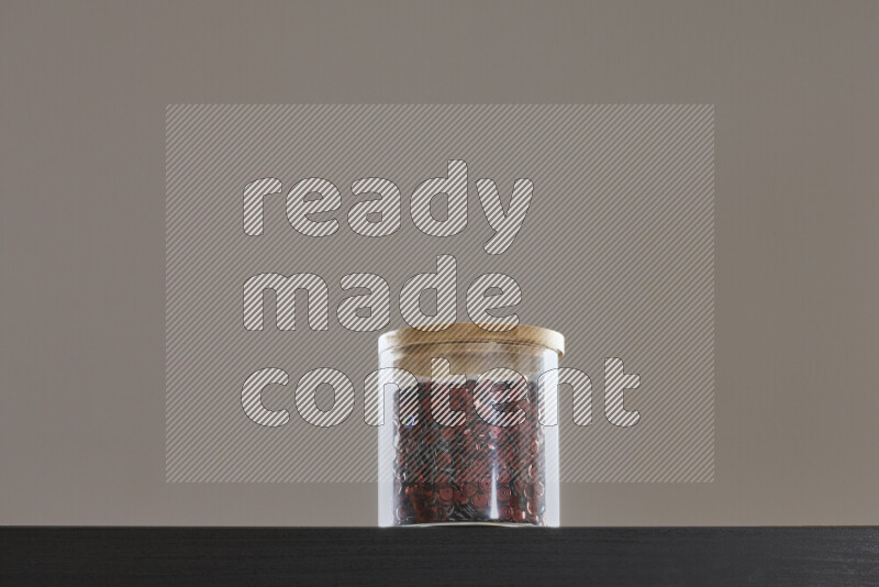 ترتر ملون في وعاء زجاجي علي خلفية سوداء