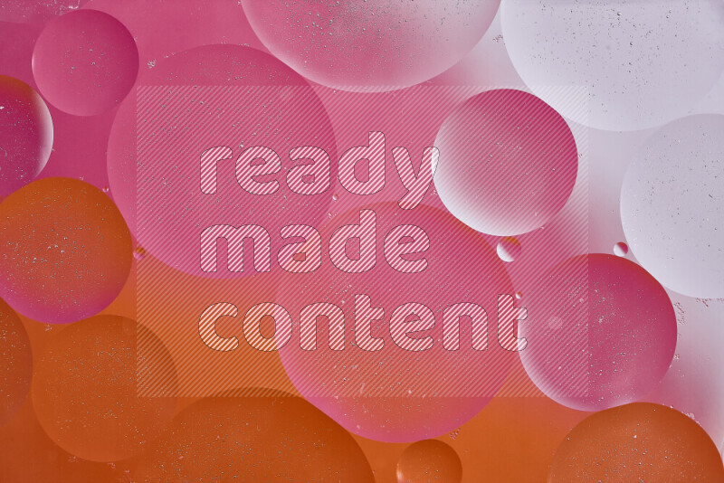 لقطات مقربة لفقاعات من الزيت على سطح الماء باللون الأبيض والبرتقالي والوردي