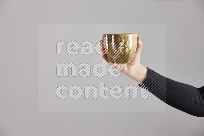 امرأة ترتدي عباءة سوداء تحمل أدوات فخارية مختلفة في أوضاع متعددة