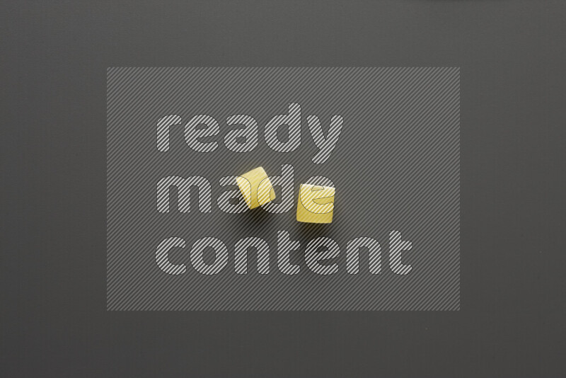 معكرونة خواتم علي خلفية رمادية