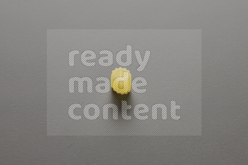 معكرونة مرمرية علي خلفية رمادية