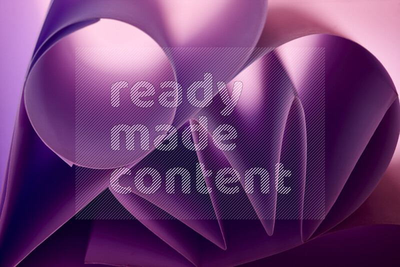 عرض فني لطيات الورق تخلق مزيج من الأشكال الهندسية، مضاءة بإضاءة ناعمة بدرجات اللون الارجواني