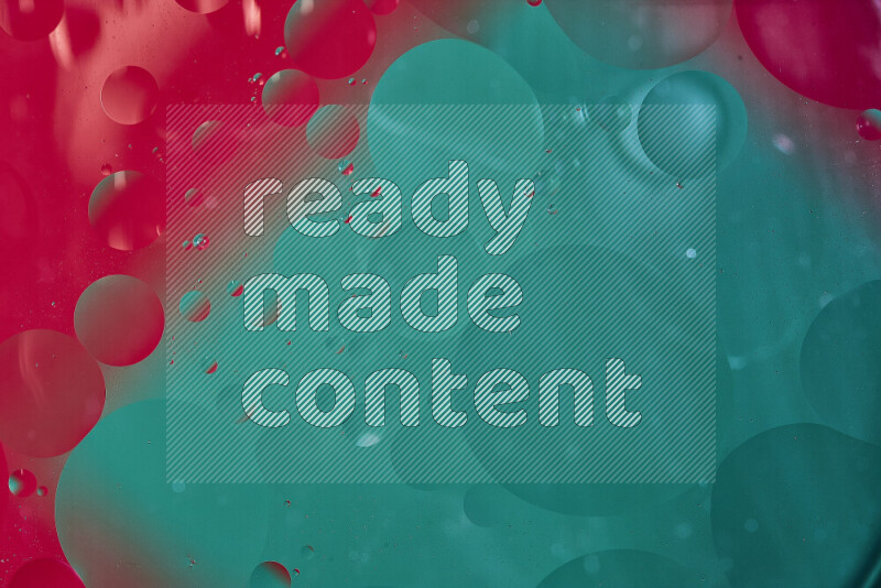 لقطات مقربة لفقاعات من الزيت على سطح الماء باللون الأخضر والأحمر