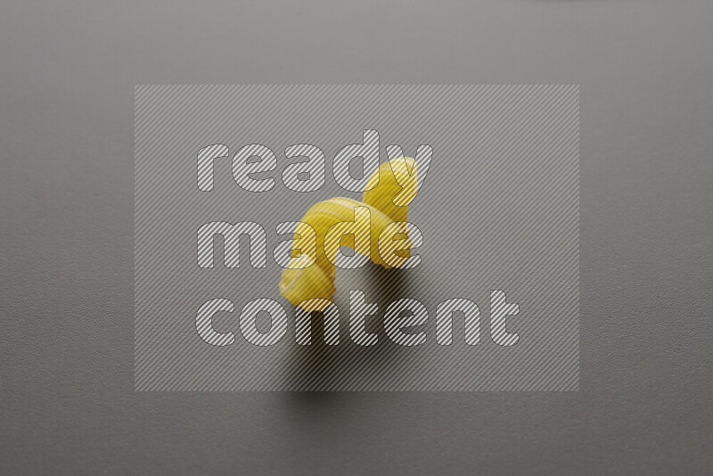 معكرونة تويست علي خلفية رمادية