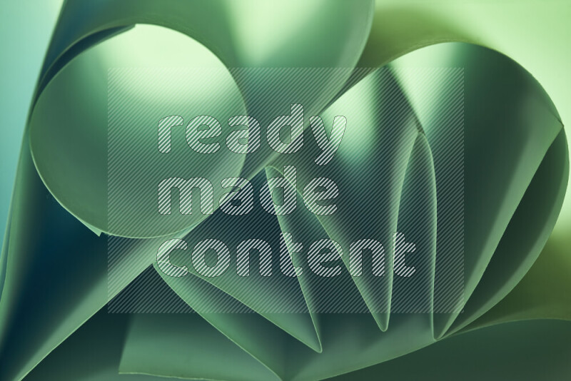 عرض فني لطيات الورق تخلق مزيج من الأشكال الهندسية، مضاءة بإضاءة ناعمة بدرجات اللون الأخضر