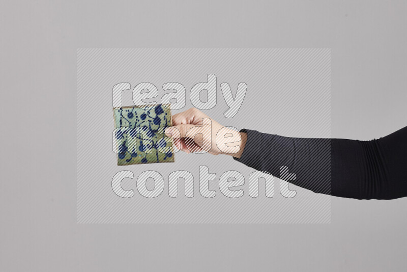 امرأة ترتدي عباءة سوداء تحمل أدوات فخارية مختلفة في أوضاع متعددة