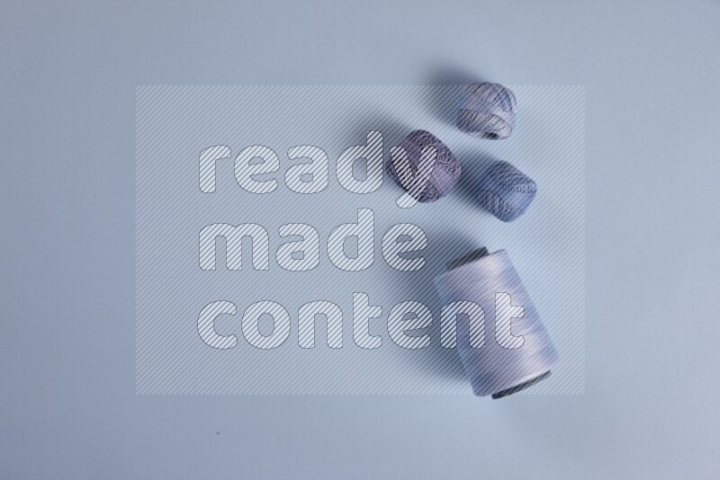 مجموعة من أدوات الخياطة والتفصيل زرقاء اللون على خلفية زرقاء