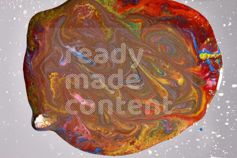 لقطات مقربة لألوان متنوعة تمتزج على خلفية رمادية