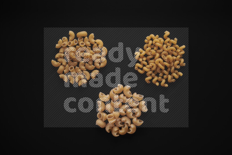 أنواع مختلفة من المعكرونة علي خلفية سوداء