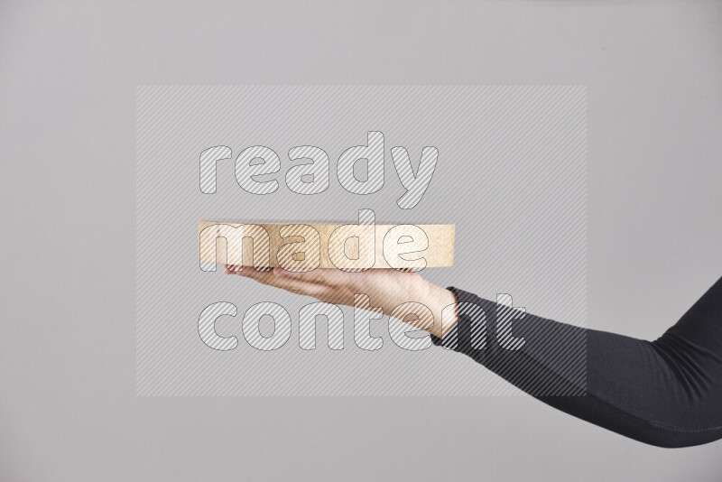 امرأة ترتدي عباءة سوداء تحمل أدوات خشبية مختلفة في أوضاع متعددة