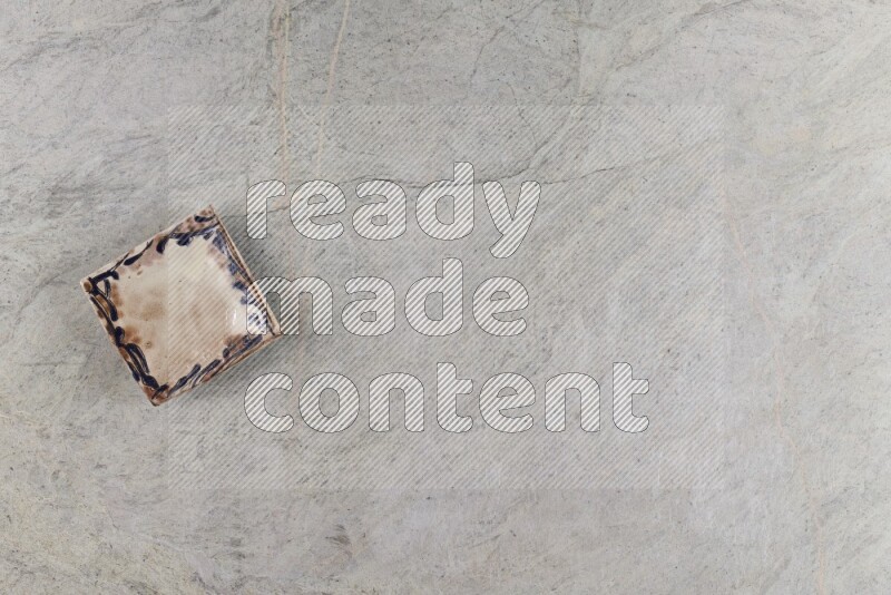 صحن فخاري مزخرف على خلفية من الرخام الرمادي