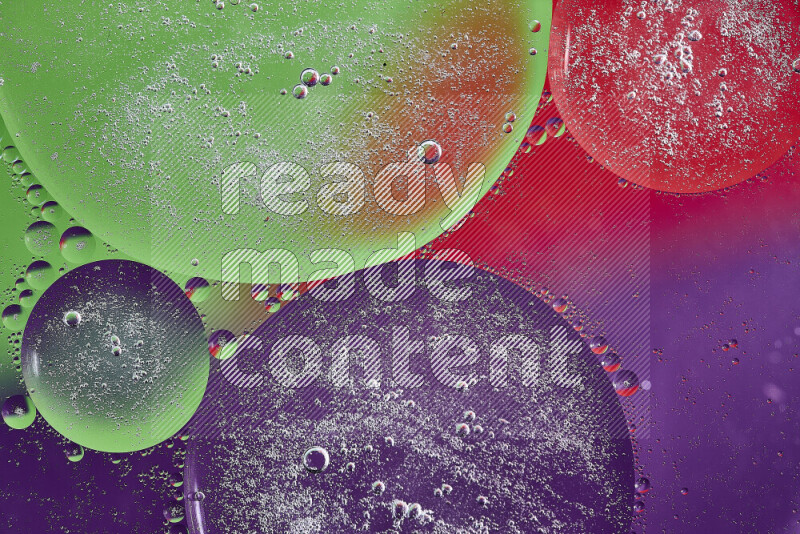 لقطات مقربة لفقاعات من الزيت على سطح الماء باللون الأرجواني والأخضر والأحمر