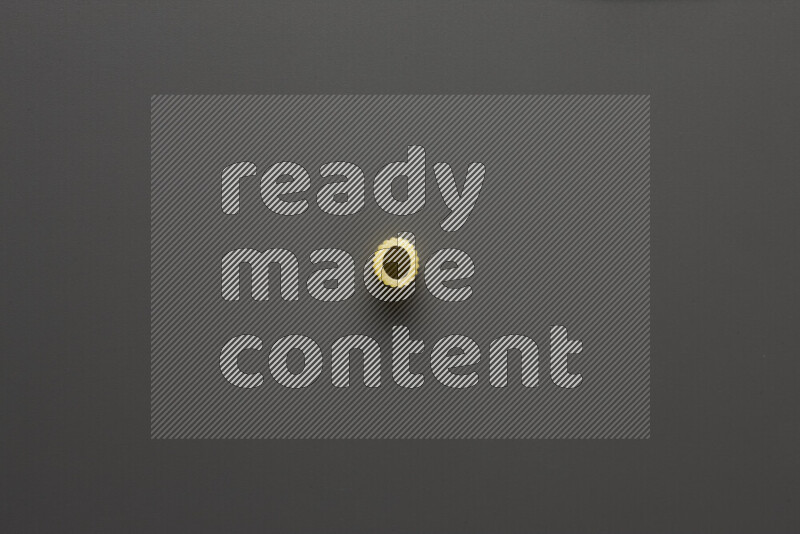 معكرونة خواتم علي خلفية رمادية