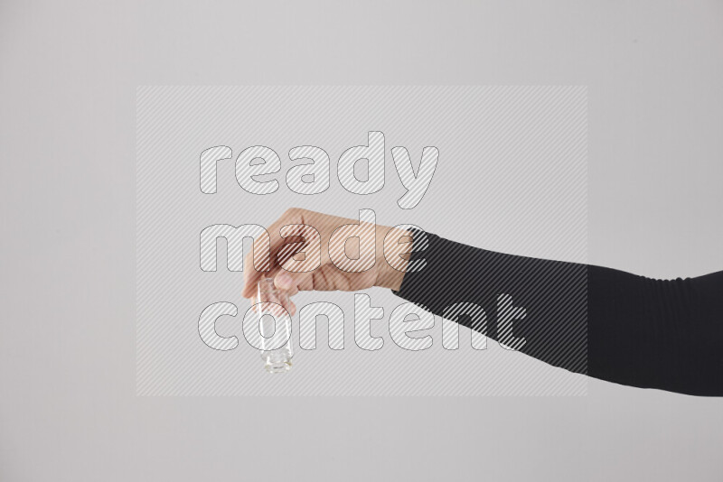 امرأة ترتدي عباءة سوداء تحمل أدوات زجاجية مختلفة في أوضاع متعددة